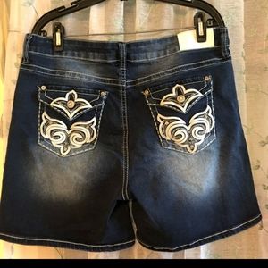 Embellished pocket blue jeans with bit of stretch
